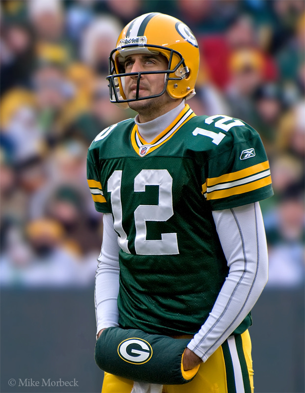 Aaron Rodgers returns to game after leaving with knee injury